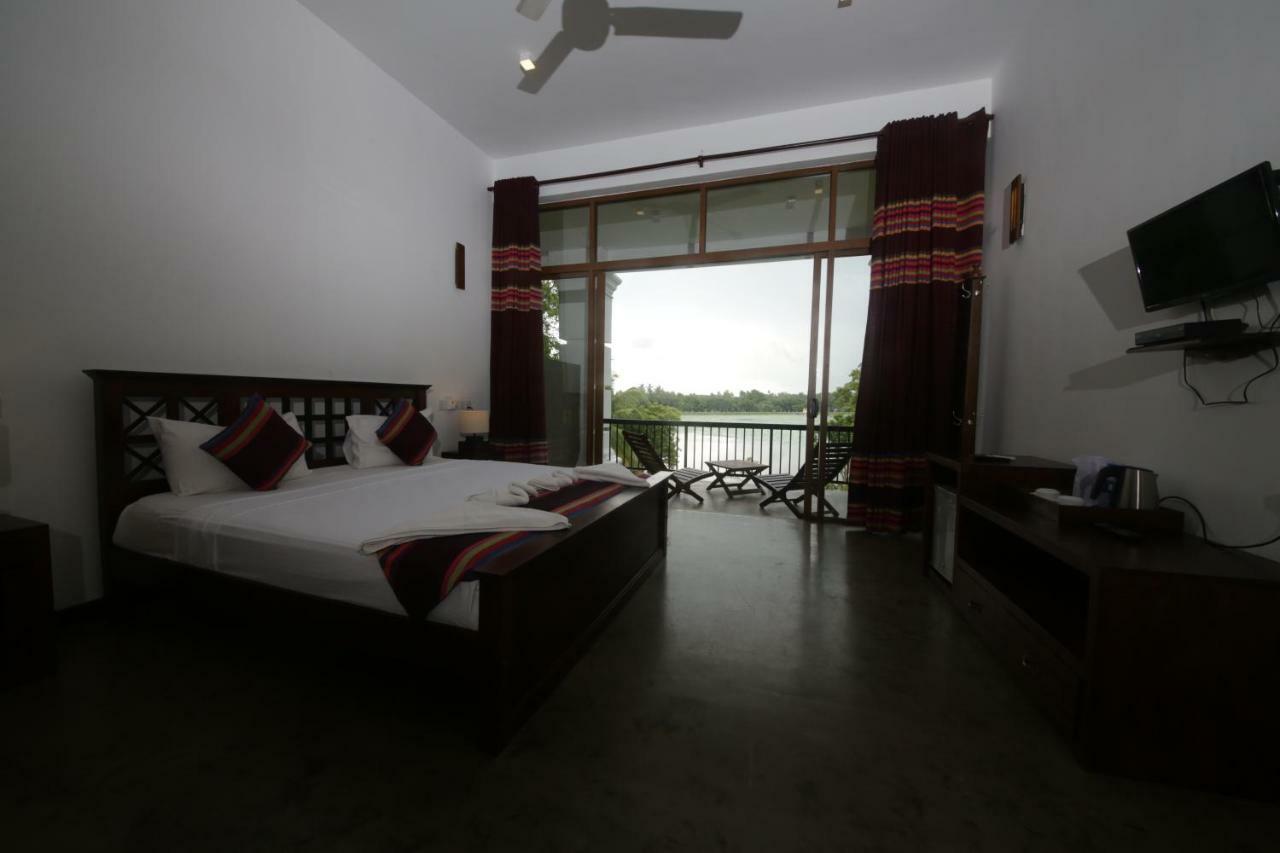 Diya Dahara Lake Resort Yala Kültér fotó